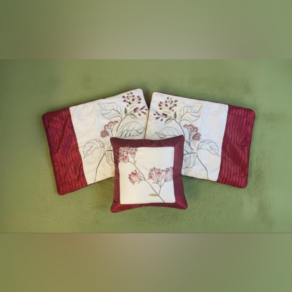 2 PILLOWCASES 26.5"x20" & MATCHING SHAM 17"x17". LIKE NEW!